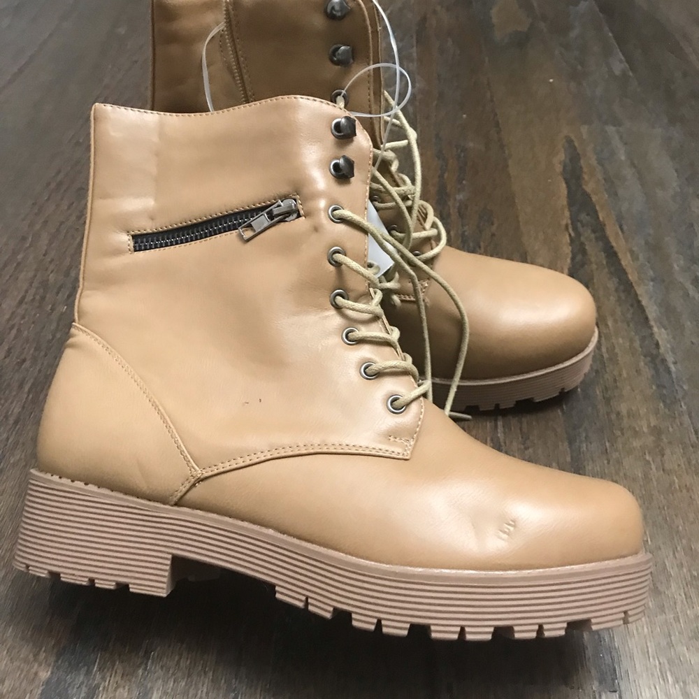 CINAK WOMEN  BOOTS WITH ZIPPER SIDE POCKET. NEW & NEVER WORN. GREAT VALUE
